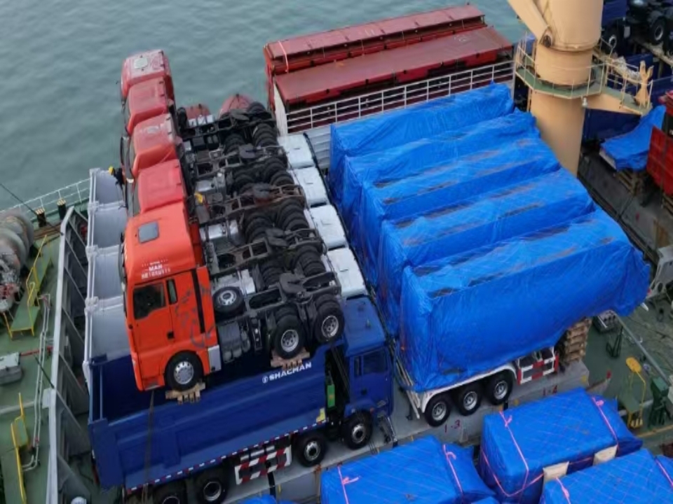 Derun Drei-Achsen-Tanker-Halbanhänger geladen und nach Ghana verschifft