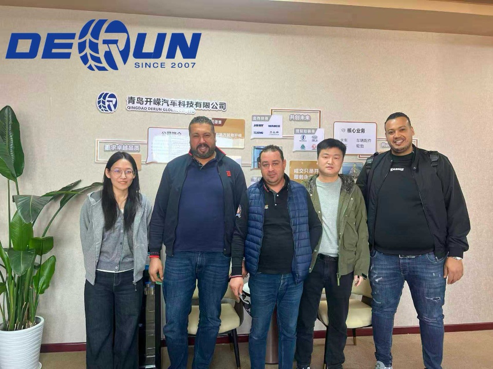 Ein Kunde aus Algerien besuchte das Fahrzeug von Shandong Derun