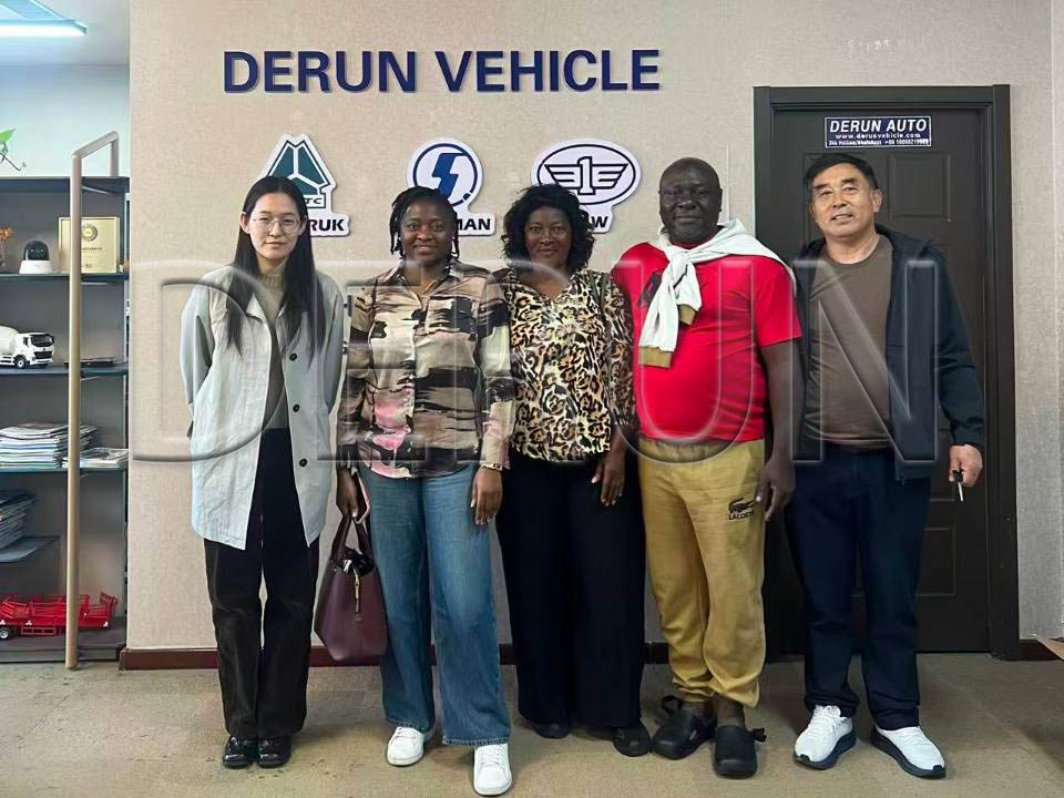 Kunden aus Gabun besuchten Derun Auto und kauften fünf Lastwagen