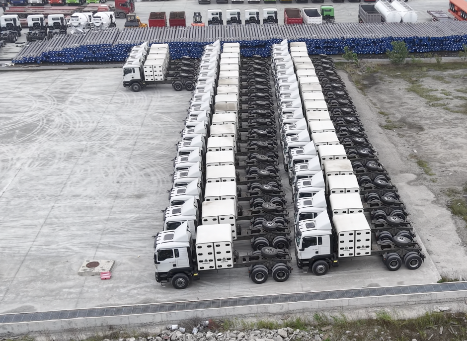 Der konsequente Lieferservice verdient weitere Anerkennung! 40 Sinotruk TX 6x4 CNG-Sattelzugmaschinen erfolgreich nach Nigeria verschifft.
